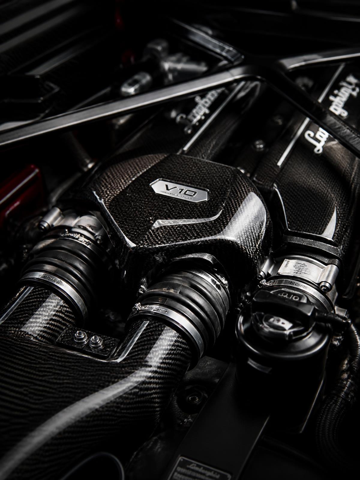 Technician working on a high-performance engine bay at Maquina Auto Service
